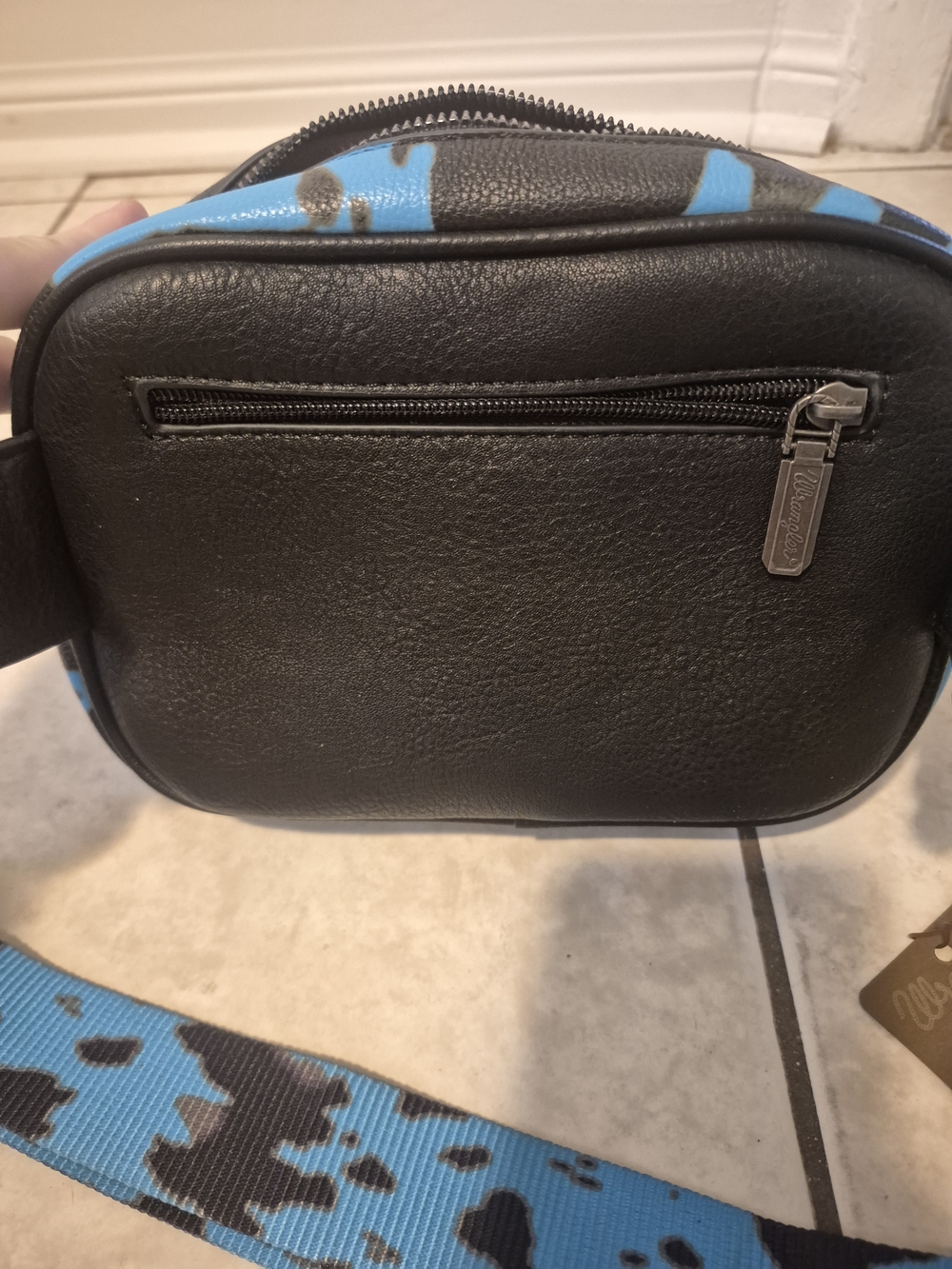 "Sale" NWT Wrangler Black & Blue Cowprint Belt Bag - Picture 3 of 5